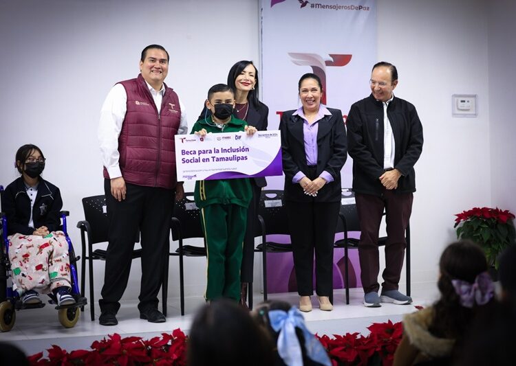 Entrega DIF Tamaulipas becas a estudiantes