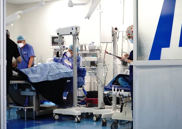 DIF NLD transforma vidas con campaña de cirugías de cataratas