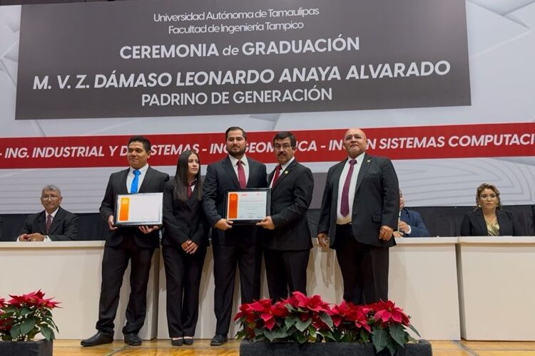 Dámaso Anaya preside graduación de egresados de ingeniería de la UAT en Tampico