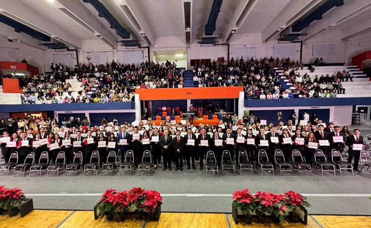 Dámaso Anaya preside graduación de egresados de ingeniería de la UAT en Tampico