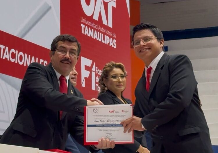 Dámaso Anaya preside graduación de egresados de ingeniería de la UAT en Tampico