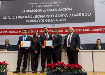 Dámaso Anaya preside graduación de egresados de ingeniería de la UAT en Tampico