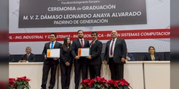 Dámaso Anaya preside graduación de egresados de ingeniería de la UAT en Tampico