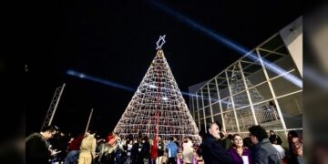 Encienden pino navideño en el Museo Tamux