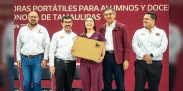 AVA y DAA encabezaron histórica entrega de equipos de cómputo en la UAT