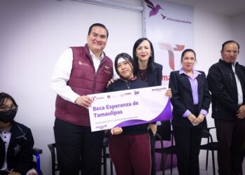 Entrega DIF Tamaulipas becas a estudiantes