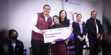 Entrega DIF Tamaulipas becas a estudiantes