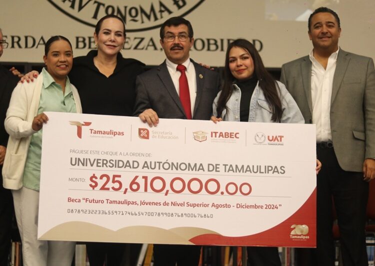 Entrega rector apoyos a estudiantes de la UAT en Nuevo Laredo