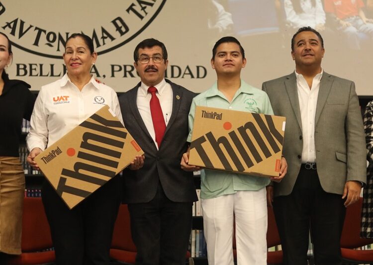 Entrega rector apoyos a estudiantes de la UAT en Nuevo Laredo