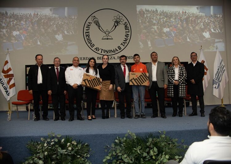 Entrega rector apoyos a estudiantes de la UAT en Nuevo Laredo