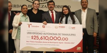 Entrega rector apoyos a estudiantes de la UAT en Nuevo Laredo