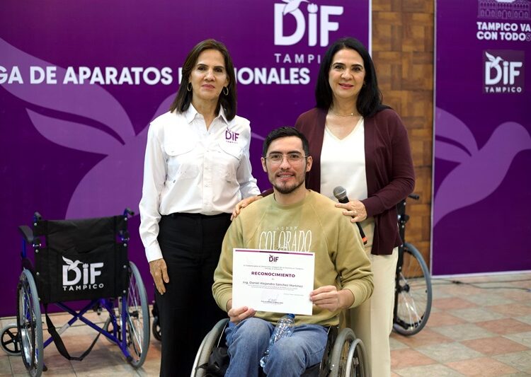 Entregan Mónica y Luz Adriana aparatos funcionales a personas con discapacidad