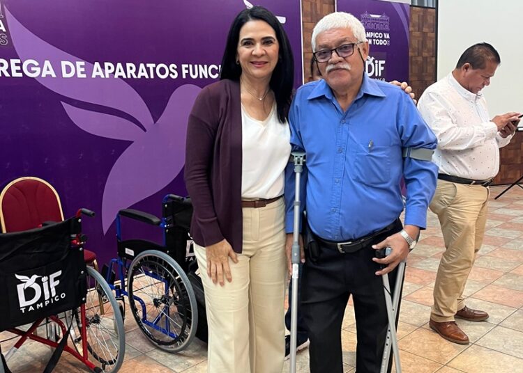 Entregan Mónica y Luz Adriana aparatos funcionales a personas con discapacidad