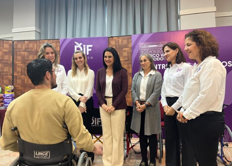 Entregan Mónica y Luz Adriana aparatos funcionales a personas con discapacidad