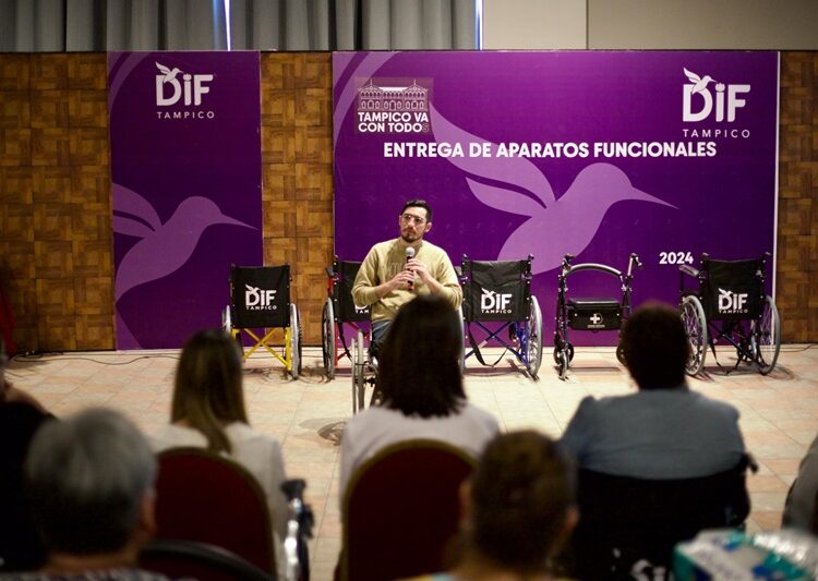 Entregan Mónica y Luz Adriana aparatos funcionales a personas con discapacidad