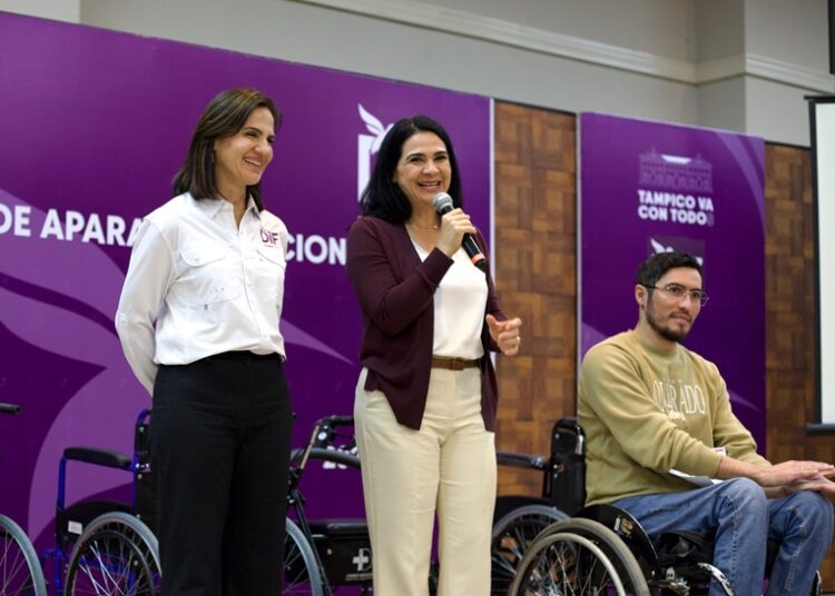 Entregan Mónica y Luz Adriana aparatos funcionales a personas con discapacidad