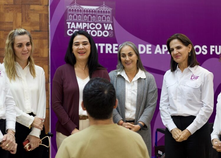 Entregan Mónica y Luz Adriana aparatos funcionales a personas con discapacidad