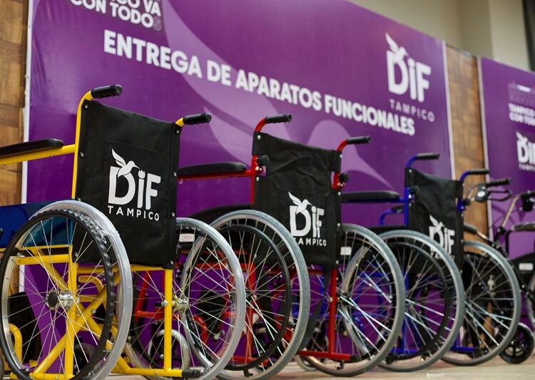 Entregan Mónica y Luz Adriana aparatos funcionales a personas con discapacidad