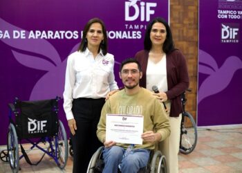 Entregan Mónica y Luz Adriana aparatos funcionales a personas con discapacidad