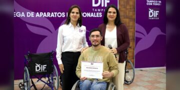 Entregan Mónica y Luz Adriana aparatos funcionales a personas con discapacidad