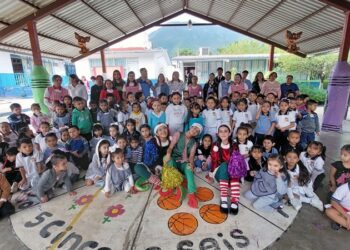 Estudiantes de la UAT llevan festival navideño a jardines de niños