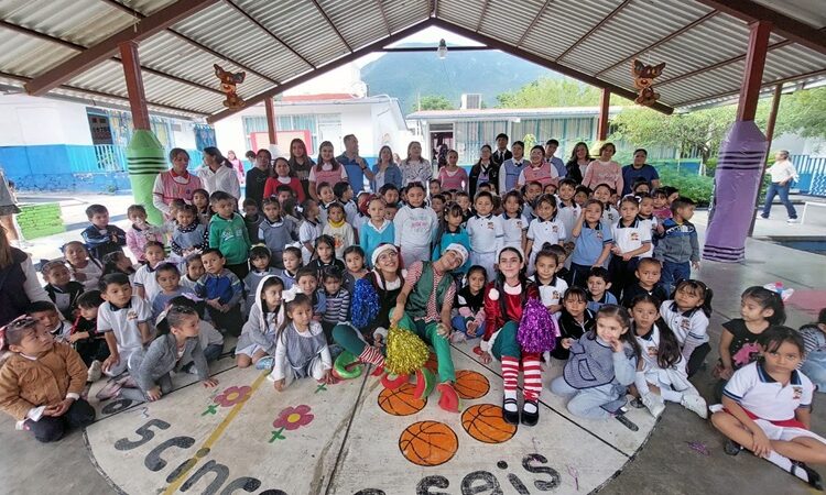 Estudiantes de la UAT llevan festival navideño a jardines de niños