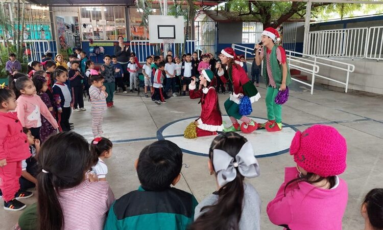 Estudiantes de la UAT llevan festival navideño a jardines de niños
