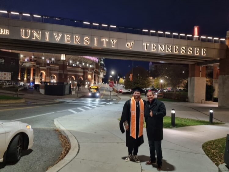 Graduación y noche de antorchas en la Uni. de Tennessee
