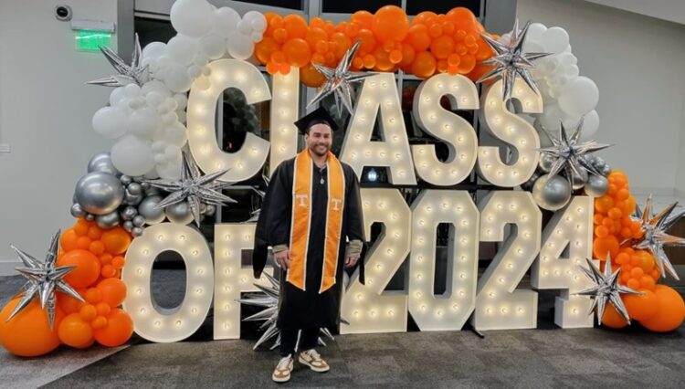 Graduación y noche de antorchas en la Uni. de Tennessee