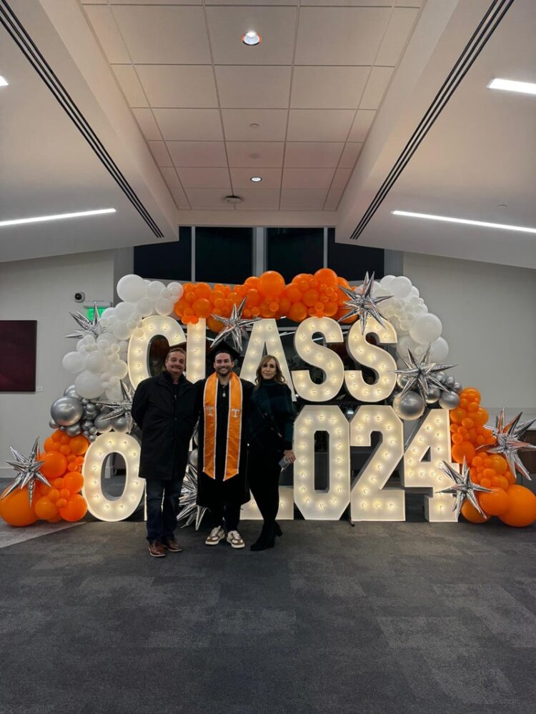 Graduación y noche de antorchas en la Uni. de Tennessee