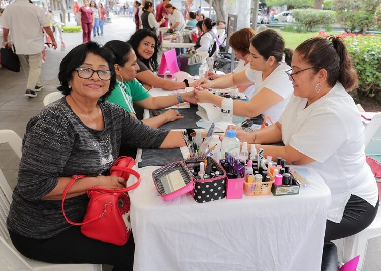 Instala DIF Tampico tradicional ‘Bazar Navideño’ en Plaza de Armas