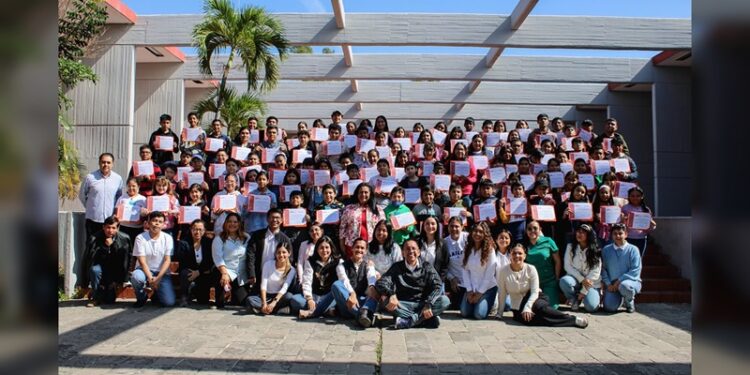 Imparte UAT inglés a niños y adolescentes de comunidades vulnerables