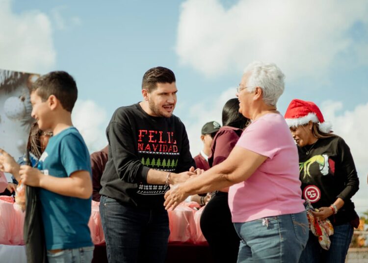 Entrega alcalde de Matamoros cenas navideñas