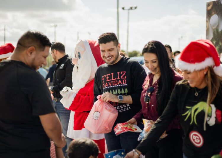 Entrega alcalde de Matamoros cenas navideñas