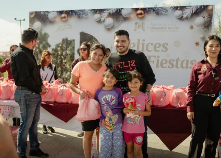 Entrega alcalde de Matamoros cenas navideñas