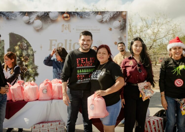 Entrega alcalde de Matamoros cenas navideñas