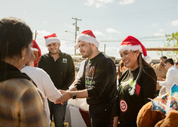 Entrega alcalde de Matamoros cenas navideñas