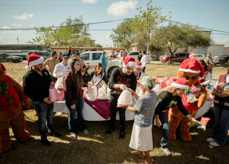 Entrega alcalde de Matamoros cenas navideñas