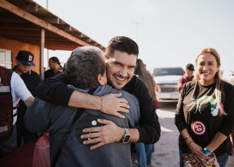 Entrega alcalde de Matamoros cenas navideñas