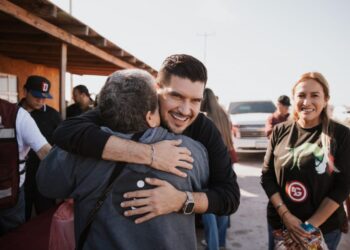 Entrega alcalde de Matamoros cenas navideñas