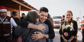 Entrega alcalde de Matamoros cenas navideñas