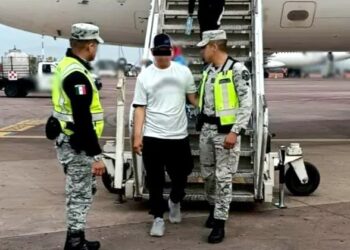 Detenido por intentar desviar vuelo provoca choque al querer escapar