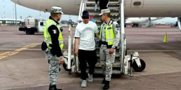 Detenido por intentar desviar vuelo provoca choque al querer escapar