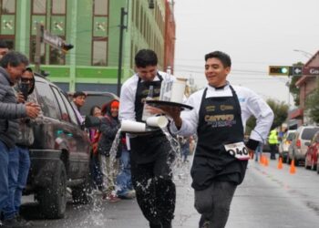 Habilidad y destreza mostraron más de 95 meseros en la carrera