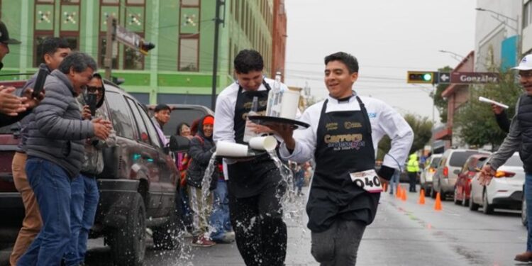 Habilidad y destreza mostraron más de 95 meseros en la carrera