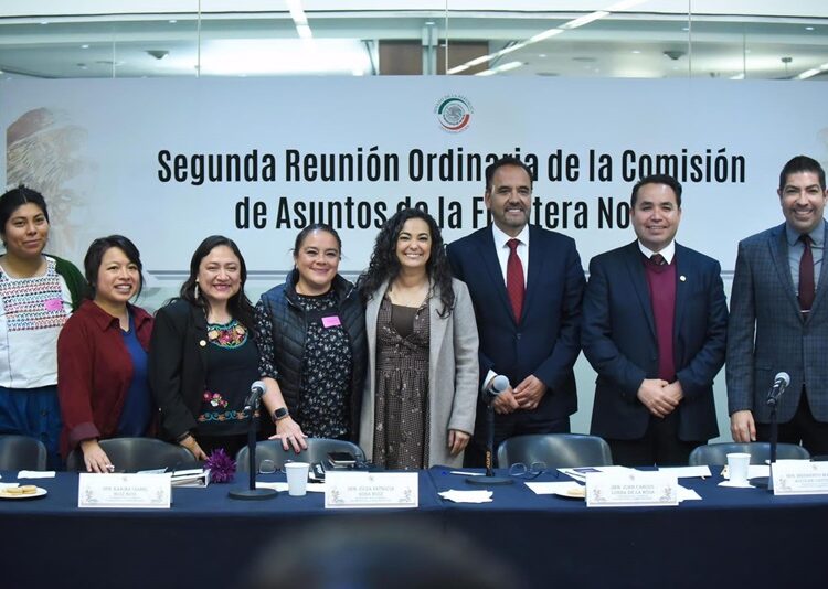 Olga Sosa atiende a transportistas y agentes aduanales de NLD