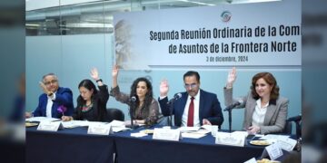 Olga Sosa atiende a transportistas y agentes aduanales de NLD