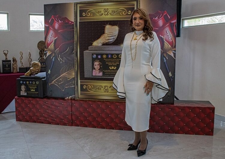 “Otorgan reconocimiento a la Mujer Altruista del Año”: July Fávila