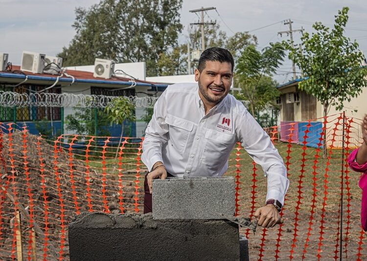 Preside Beto Granados colocar 1.ª piedra en jardín de niños