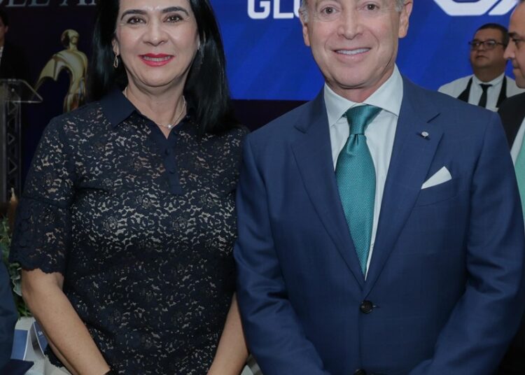 Reconoce Mónica visión y liderazgo empresarial de Robert A. Fleishman